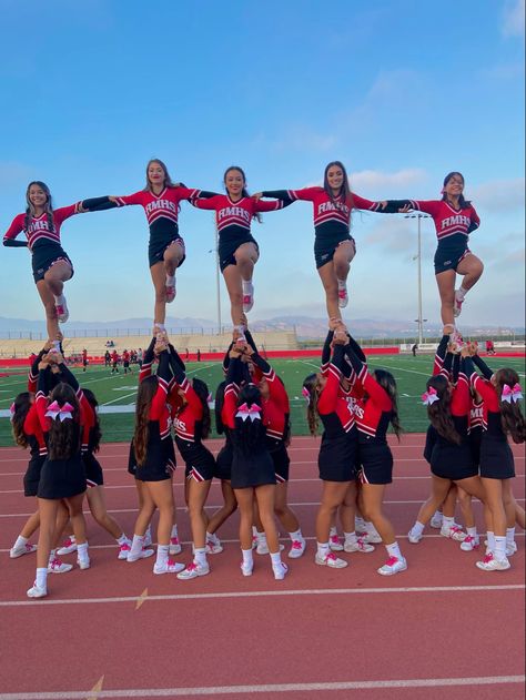 Cheer Pyramids, Doctor Insta, Cheer Season, Black Cheerleaders, Cheer Team Pictures, Cheer Photography, Cheerleading Competition, Cheerleading Squad, Cute Cheer Pictures