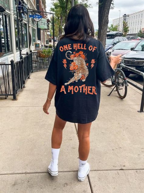 Women Grunge, Mom Style Summer, Trendy Mom, Oversized Graphic Tee, Cool Mom, Comfort Colors Tee, Mom Tees, Mom Style, Graphic Tees Women