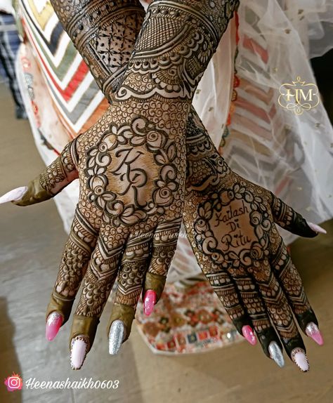 Bridal Mehndi Designs With Groom Name, Mehendi Designs With Names, Bridal Name Mehndi Designs, Groom Name In Mehndi Design, Bridal Mehndi Designs With Names, Name Mehandi Designs, Mehendi Designs For Hands Bridal, Engagement Mehndi Designs Back, Engagement Mehndi Designs For Bride