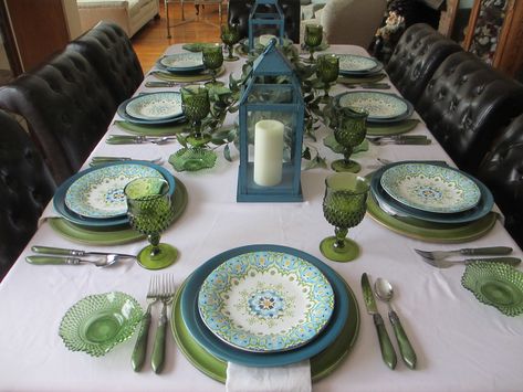 Dining Table Decor Everyday, Teal Plates, Green Table Settings, Green Tablescape, Teal Table, Winter Tablescapes, Blue Coffee Tables, Blue Lantern, Green Glassware