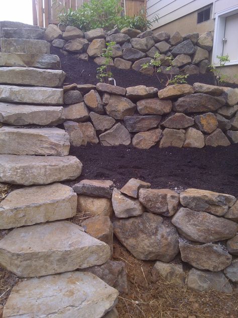 Landscape Edging Stone, Boulder Retaining Wall, Retaining Wall Ideas, Backyard Retaining Walls, Rock Retaining Wall, Sloped Backyard, Stone Retaining Wall, Landscaping Retaining Walls, Hillside Landscaping