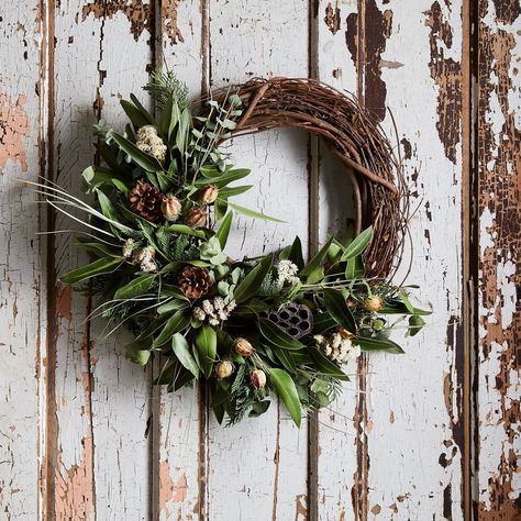 Diy Wreaths Easy, Diy Wreaths Decor, Half Wreath, Christmas Wreath Decor, Lotus Pods, Christmas Decorations Wreaths, Wreaths And Garlands, Wreaths Diy, Pretty Christmas