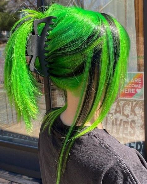 Bright Green Hair, Iron Hairstyles, Black And Green Hair, Neon Green Hair, Green Hair Dye, Hijau Neon, Split Dyed Hair, Vivid Hair Color, Cute Hair Colors