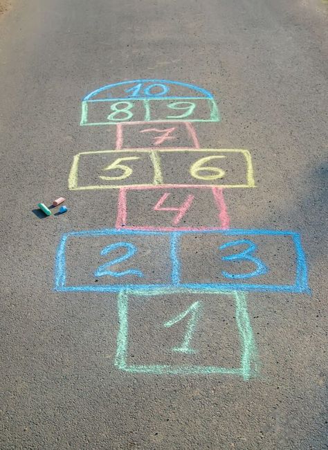 7 Simple Outdoor Games to Play with Kids in the Backyard Simple Outdoor Games, Hopscotch Ideas, Outdoor Games To Play, Hopscotch Game, Backyard Games Kids, Games To Play With Kids, Outside Games, Art Activities For Toddlers, Games Kids