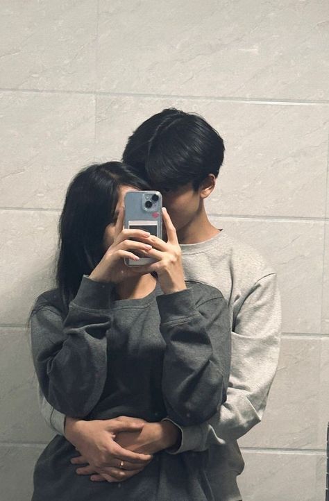 Couples Hidden Face Pics, Celebrity Instagram, Friend Poses Photography, Couple Picture Poses, Cute Couple Poses, Photo Poses For Couples, Cute Couples Photos, Cute Couple Selfies, Couples Poses For Pictures