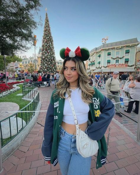 Disney Outfits Women Winter, Cute Disney Outfits For Women, Disney Outfits Winter, Disneyland Aesthetic Outfit, Disney Winter Outfits, Disneyland Outfit Winter, Disneyland Outfit Ideas, Disneyland Dress, Disney Christmas Outfits