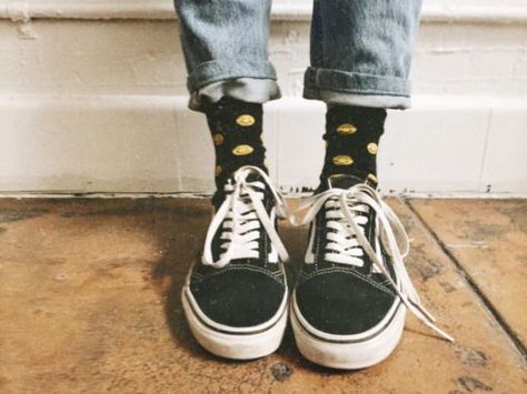 Pinterest | @Georgeoddle 1990 Style, Vans Outfit, Old Skool Black, Estilo Indie, Sock Outfits, Stylish Socks, Fun Socks, Vans High Top Sneaker, Moda Vintage