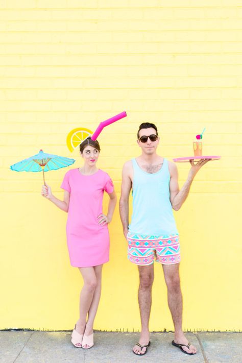 DIY Tropical Drink + Pool Boy Couples Costume - Studio DIY Drink Costume, Hawaii Costume, Last Minute Couples Costumes, Pool Party Dress, Diy Fantasia, Easy Couples Costumes, Couples Costumes Creative, Pool Party Dresses, Quick Halloween Costumes