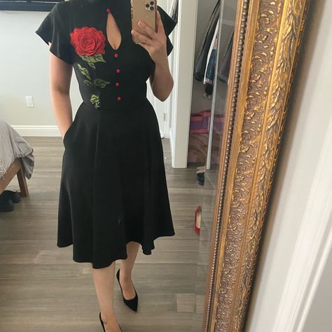 Unique Vintage: 1950s Black And Embroidered Red Rose Dress. Size Xs/2. One Of My Top Favorites In My Closet But I Am Pregnant And Do Not Know If It Will Fit After And Also Need The Money For Baby To Be. This Dress Is Beautiful And Has Pockets! Hard To Find This One! It’s A Midi Length. Mrs Maisel Cocktail Dress, 1940s Pinup Dress, Rockabilly Bridesmaid Dresses, La Palais Vintage Dresses, Retro Dresses Women, Pin Up Long Sleeve Dress, Womens 50s Dresses, Curvy Vintage Fashion, Marvelous Mrs Maisel Dress