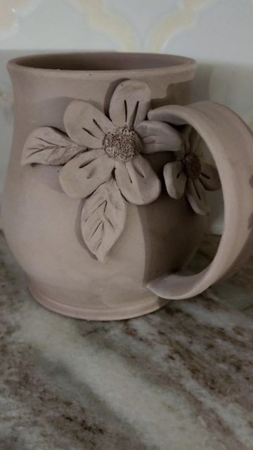 Flower Ceramic Mugs, Mug Clay Designs, Slab Mug Ideas, Vase Art Drawing, Beginner Pottery Ideas, Pottery Flower Pots, Flower Pottery, Ceramics Sculpture, Beginner Pottery