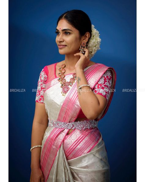 2,039 Likes, 5 Comments - Sara Ganesh (@saraganeshmakeupartist) on Instagram: “Product of Bridaliza 😍  For bookings watsapp  9840312031  #saraganeshmakeupartist…” Silver Zari Saree, Pink Combination, Zari Saree, Blouse Designs Catalogue, Traditional Silk Saree, Silk Saree Kanchipuram, South Indian Sarees, Silk Saree Blouse Designs, Saree Blouse Patterns