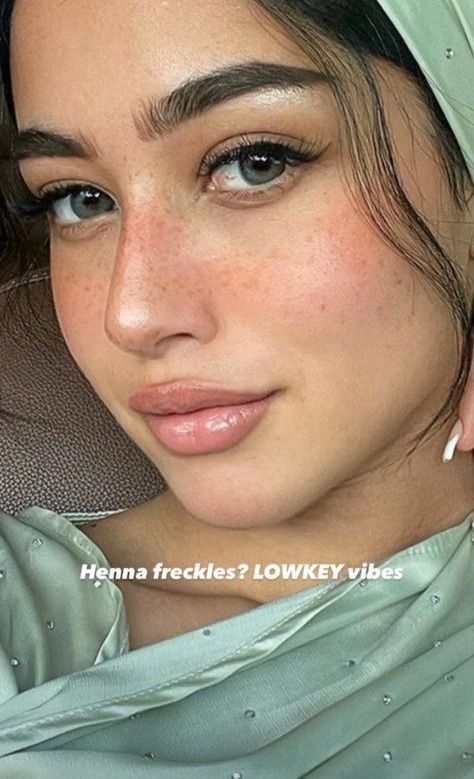 Use henna to get freckles!! Henna Freckles Placement, How To Get Freckles, Festival Make Up Ideas, Faux Freckles Makeup, Henna Freckles, Freckle Makeup, Freckle Pen, Tattooed Freckles, No Make Up Make Up Look