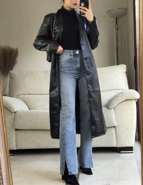 Style Long Leather Jacket, Leather Trent Coat Outfit, Black Leather Long Coat Outfit, Leather Peacoat Outfit, Outfit With Long Leather Jacket, Outfits With Leather Trench Coats, Black Leather Long Coat, Dark Green Casual Outfits, Longline Leather Jacket Outfit