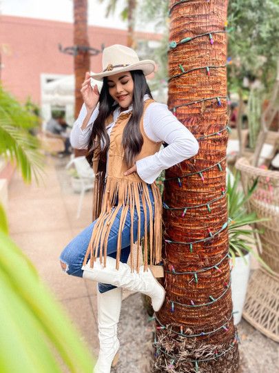 Cowgirl Vest Outfit, Cowgirl Vest, Vaquera Outfit, Cowgirl Style Outfits, Fringe Vest, Western Outfits Women, Western Look, Vest Fashion, Vest Outfits