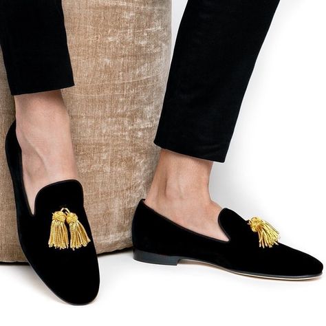 Velvet Dress Shoes, Jay Hanuman, Black Velvet Loafers, Smart Shoes, Mens Wedding Attire, Slippers Black, Velvet Slippers, Versace Fashion, Dressy Shoes