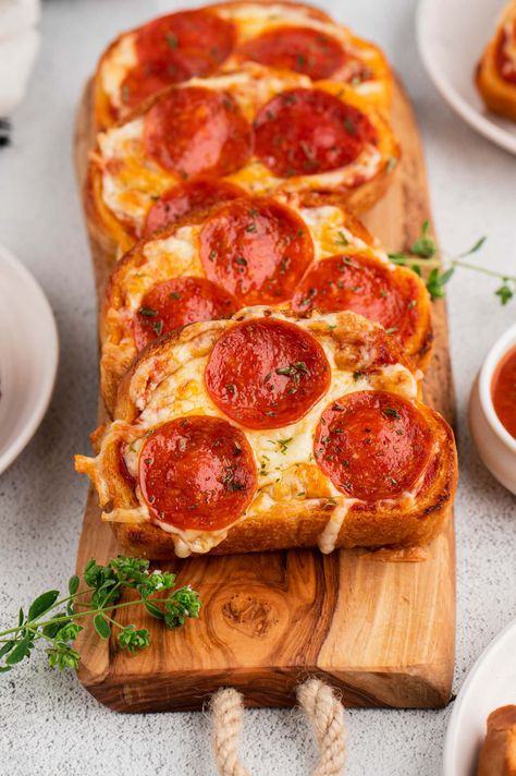 Air Fryer Garlic Bread Pizza Toast Air Fryer Garlic Toast Pizza, Pizza Toast Aesthetic, Bread Pizza Air Fryer, Pizza Air Fryer, Air Fryer Garlic Bread, Frozen Garlic, Bread Pizza Recipe, Frozen Garlic Bread, Pizza Toast