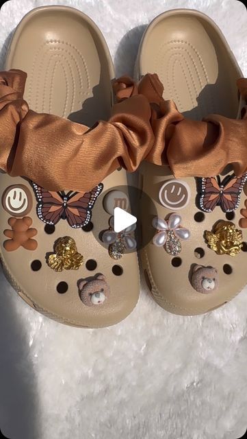 Decorating Crocs Diy, Cute Crocs Ideas, Bedazzled Crocs Shoes Diy, Crocs With Charms Ideas, Crocs Decor Ideas, Custom Crocs Diy, Fancy Crocs, Outfit Ideas With Crocs, Crocs Charms Aesthetic