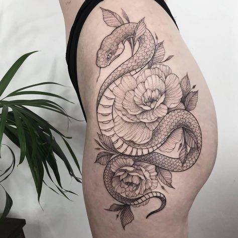 Rib Cage Snake Tattoo, Thigh Tattoos Women Animal, Thigh Tattoos Women Snake, Snake Tattoos For Women Leg, Hip Snake Tattoo, Womens Back Tattoos Large, Snake Thigh Tattoo, Boa Tattoo, Snake Hip Tattoo