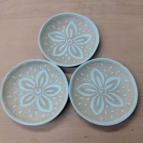 #WIP Turquoise plates with sgraffito carved flower design. Ceramics Platter Ideas, Sgraffito Plate Designs Easy, Easy Sgraffito Designs, Sgraffito Coasters, Sgraffito Plate Designs, Sgraffito Designs Plates, Sgraffito Designs Easy, Sgraffito Designs Pattern, Sgraffito Plates