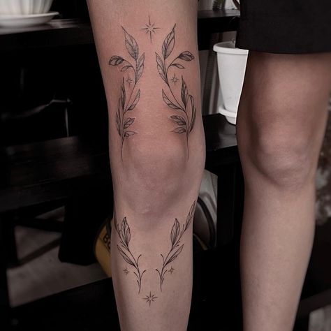 Inst @sun.palms.ink Knee Arch Tattoo, Front Of Calf Tattoos For Women, Leaves Around Knee Tattoo, Symmetrical Leg Tattoos Women, Back Of The Knee Tattoo, Sun Tattoo Leg, Around Knee Tattoos Women, Side Of Knee Tattoos Women, Inner Leg Tattoo