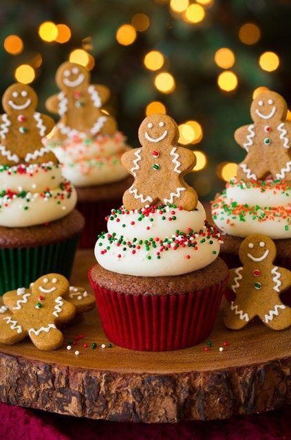 Easy Christmas Cupcakes, Deco Cupcake, Christmas Cupcakes Recipes, Jul Mad, Gingerbread Cupcakes, Holiday Desserts Table, Cake Mini, Cupcakes With Cream Cheese Frosting, Holiday Cupcakes