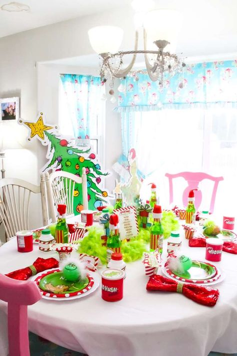 Grinch Christmas/Holiday Party Ideas | Photo 23 of 34 | Catch My Party Christmas Table Contest Ideas, Grinch Dinner Table, Grinch Party Table, Grinch Christmas Decorations Party, Grinch Christmas Table Decorations, The Grinch Party Ideas, Grinch Table Centerpiece, Grinch Kitchen Decor, Grinch Table Decorations