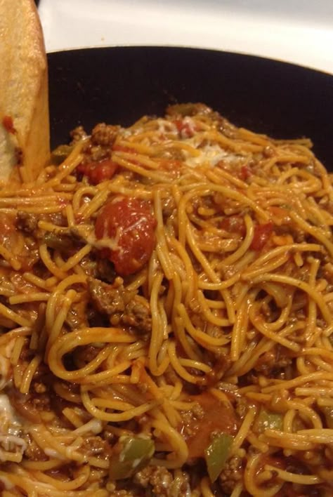 This quick and easy one-skillet spaghetti and beef dinner with mushrooms, bell peppers, and mozzarella cheese is sure to become a family favorite! Cooked Spaghetti Noodles Recipes, Lasagna Recipe Healthy, Easy Chicken Lasagna Recipe, Spaghetti With Cheese, Spaghetti Aesthetic, Spaghetti And Chicken, Skillet Spaghetti, Pasta With Beef, Dinner With Mushrooms