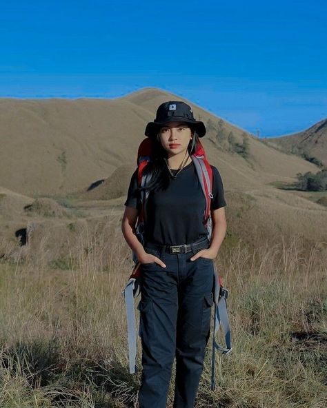 Essential Photography Gear for Hiking | Hiking Photography Aesthetic | Photography Tips & Hacks Spring Hiking Outfits, Hiking Poses, Tnf Jacket, Trekking Outfit Women, Camping Outfit, Trekking Outfit, Solo Hiking, Nature Outfits, Cute Hiking Outfit