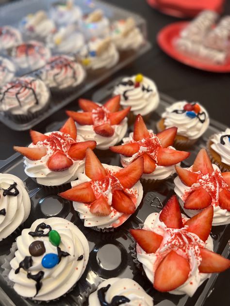 Stranger Things Birthday Cupcakes, Stranger Things Theme Party Food, Stranger Things Inspired Food, Demogorgon Cupcakes, Stranger Things Treats, Stranger Things Cupcakes Ideas, Stranger Things Party Snacks, Stranger Things Desserts, Stranger Things Themed Food