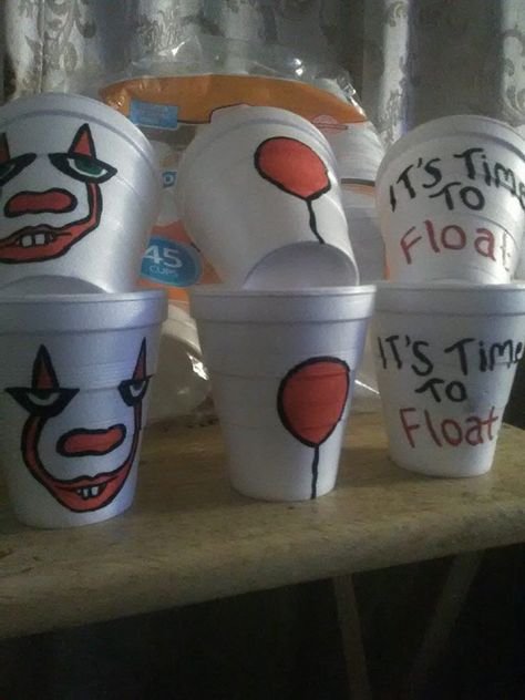 Pennywise cups Pennywise Party Food, Penny Wise Birthday Party Ideas, It Party Ideas Pennywise, Pennywise Party Ideas, Pennywise Birthday Party, Pennywise Birthday Party Ideas, Horror Birthday Party Ideas, Pennywise Birthday, Pennywise Party