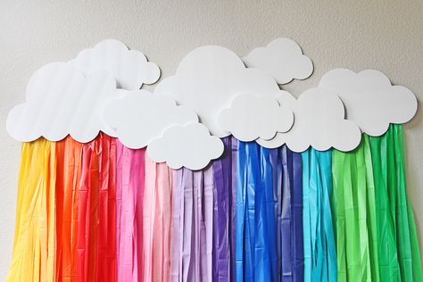 Diy Rainbow Garland, Rainbow Birthday Diy, Rainbow Backdrop Ideas, Rainbow Backdrop Diy, Diy Rainbow Decor, Diy Rainbow Party Decorations, Rainbow Fringe Backdrop, Rainbow Centerpieces, Kindergarten Decorations Wall