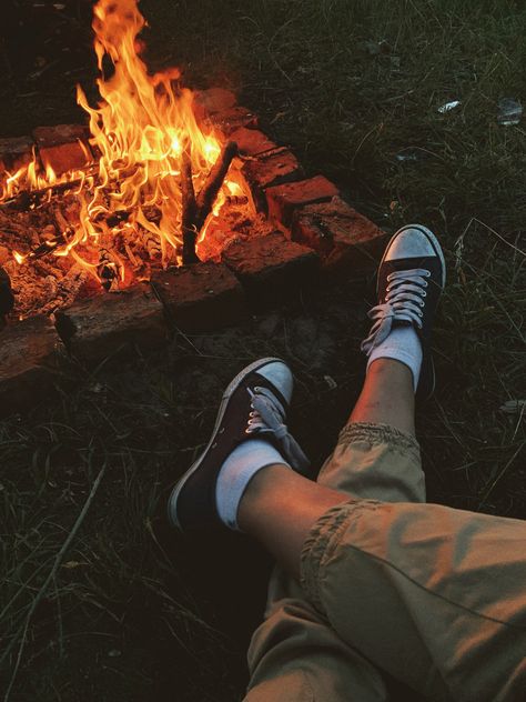 #cosy #evening #outdoors #aes #aesthetic #bonfire #legs #levis #sneakers #fire #atmosphere #summer #chill Chilly Day Aesthetic, Chilling On The Roof, Chill Person Aesthetic, Chill Mood Pics, Chill Mood Aesthetic, Bujo Collage, Chill Aesthetic Vibes, Summer Evening Aesthetic, Bonfire Aesthetic