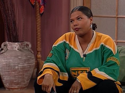 Living Single 90s Outfits, Queen Latifah 90s, Queen Latifah Style, Black Sitcoms, Wallpaper 90s, Mode Old School, Black 90s Fashion, Tv Outfits, 90s Outfits