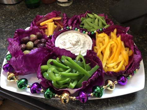 Mardi Gras Veggie Tray... Only Purple, Green and Yellow veggies allowed 😄 Mardi Gras Veggie Tray, Mardi Gras Vegetables, Mardi Gras Fruit Tray, Mardi Gras Buffet Table, Mardi Gras Teacher Appreciation, New Orleans Theme Party Food, Mardis Gras Decorations, Mardi Gras Themed Food, Mardi Gras Foods