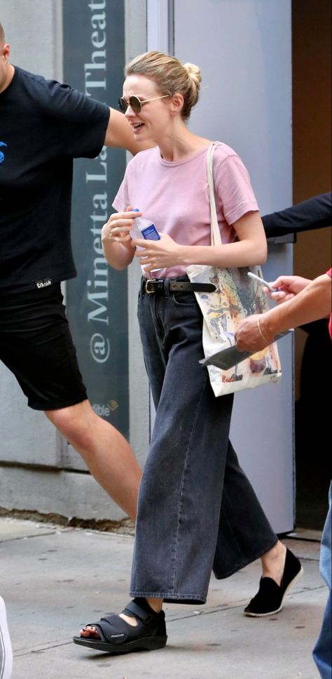 Carey Mulligan Street Style Carrey Mulligan Style, Greta Gerwig Style, Carey Mulligan Street Style, Hipster Mom Style, Carey Mulligan Style, Fun Outfits, Carey Mulligan, Clothing Inspiration, Celebrity Street Style