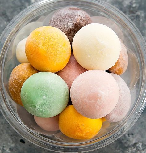 Desserts Japonais, Mochi Ice, Mochi Recipe, Mochi Ice Cream, Diy Desserts, Japanese Dessert, Japanese Snacks, Food Display, Cute Desserts