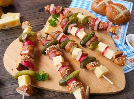 data-pin-description="Bunte Brotzeit-Spieße mit Laugengebäck, Bratwürstchen & Leberkäse sind ein tolles Oktoberfest Fingerfood. Zur Anleitung:" Buffet Snacks Ideas, Cool Party Snacks, Oktoberfest Snacks, Oktoberfest Buffet, Snacks Picknick, Party Platte, Picknick Food, Party Snacks Finger Foods, Picknick Snacks