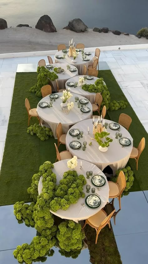 Your Wedding Aesthetics | This setup stole our hearts 💚 Planning / design @juliaandevita Photographer @vangelisphotography Venue @rocabellasantorini Florist… | Instagram White Table Set Up, Wedding Dinner Table Setup, Green Table Set Up, Wedding Table Setup Ideas, Event Set Design, Green Wedding Decor Ideas, Party Table Set Up, Long Table Design, Table Setting Aesthetic