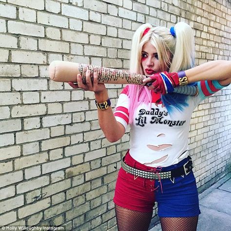 Dressed to impress: Holly Willoughby dressed up as Harley Quinn while filming Celebrity Juice's Halloween special on Friday Harley Quinn Disfraz, Arley Queen, Holly Willoughby Style, Holly Willoughby Legs, Halloween Juice, Harley Quinn Halloween Costume, Iconic Halloween Costumes, Harley Quinn Halloween, Harley Quinn Costume