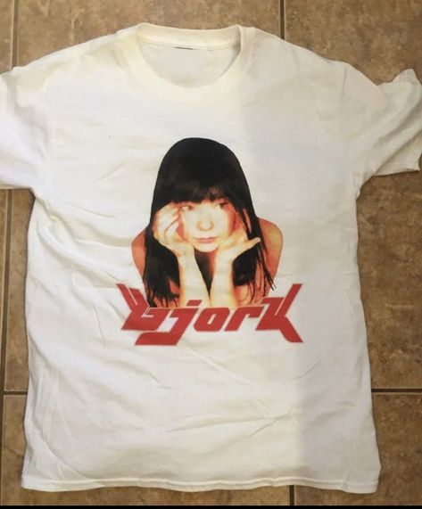 Bjork Shirt, Flip Ideas, Tee Shirt Outfit, Shirt Outfits, Thrift Flip, Dream Clothes, Vintage Tees, Printed Tees, Look Cool