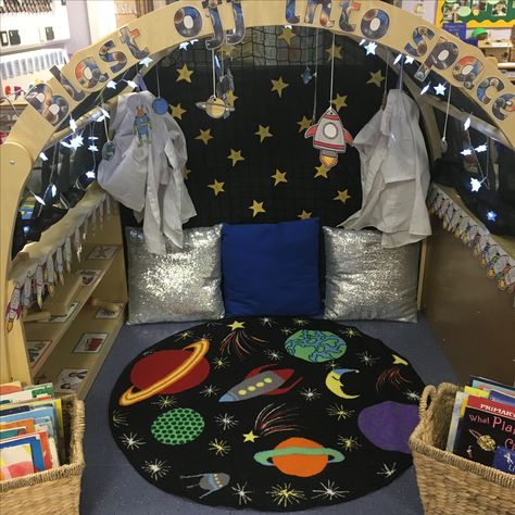 Space Themed Reading Nook, Reading Den Classroom, Space Themed Reading Corner, Cosy Corner Ideas Preschool, Reading Den Ideas, Reading Corners Classroom, Reading Arch, Eyfs Reading Corner, Eyfs Book Corner