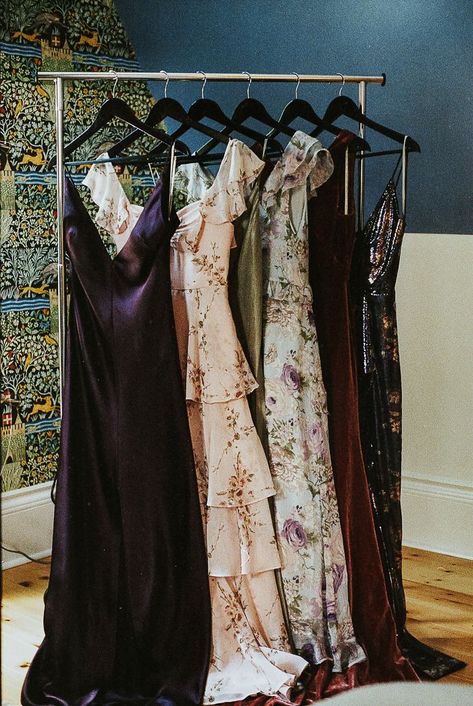 Vintage-inspired mismatched bridesmaid dresses | Image by Joel and Justyna Antique Bridesmaid Dresses, Mismatched Bridesmaid Dress Colors, Artsy Bridesmaid Dresses, Victorian Wedding Bridesmaid Dresses, Bridesmaid Dresses Eclectic, Whimsical Wedding Bridesmaids, Dark Romantic Bridesmaid Dress, Rustic Fall Wedding Ideas Autumn October Bridesmaid Dresses, Mixed Bridesmaid Dresses Winter