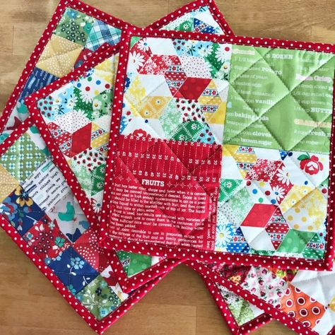 Hot Pad Patterns Free, Fabric Potholders, Patchwork Potholders, Quilted Potholder Patterns Free, Free Potholder Patterns, Quilt Pot Holders, Potholder Display Ideas, Handmade Potholders, Fabric Pot Holders