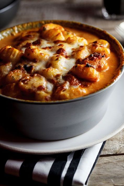 Baked gnocchi with bacon, tomatoes and mozzarella Gnocchi With Bacon, Tomatoes And Mozzarella, Tomato And Mozzarella, Baked Gnocchi, Bacon Tomato, Gnocchi Recipes, Think Food, Comfort Foods, Gnocchi