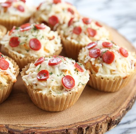 Pizza (Muffin) Cupcakes - Kirbie's Cravings Dinner Cupcakes, Baking Recipes Cupcakes, Savory Cupcakes, Pizza Cupcakes, Breakfast Cupcakes, Pizza Muffins, Eat Cupcakes, Korean Chicken, Filled Muffins