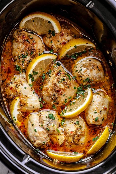 Crock Pot Chicken thighs with Lemon Garlic Butter - #eatwell101 #recipe - Easy and delicious crock pot chicken dinner recipe with outstanding flavor! #crockpot #chicken #dinner #recipe, chicken in crock pot, chicken crockpot recipe, slow cooker chicken recipe, chicken in #slow-cooker - #recipe by #eatwell101® Ayam Mentega, Lemon Garlic Butter Chicken, Crockpot Chicken Thighs, Gourmet Meals, Crock Pot Chicken, Idee Pasto, Garlic Butter Chicken, Crockpot Dishes, Chicken Slow Cooker Recipes