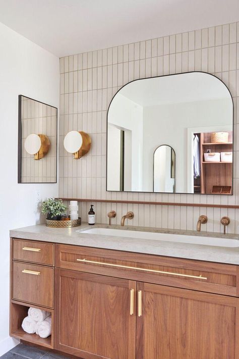 Looking to spruce up your bathroom? Check out these 10 stunning bathroom decor ideas to transform your space! From modern minimalism to cozy farmhouse vibes, find inspiration to create your dream bathroom. Elevate your daily routine with these stylish decor ideas. Tan Bathroom, Minimalism Living, Mid Century Modern Bathroom, Mid Century Bathroom, Stunning Bathrooms, Master Bath Remodel, Bathroom Reno, Basement Bathroom, Upstairs Bathrooms