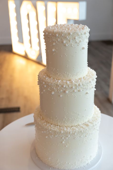 Pearl Two Tier Cake, Wedding Cake Ideas Modern, Timeless Wedding Cake Ideas, Wedding Cake Pearls Elegant, White Glitter Wedding Cake, Butter Cream Wedding Cakes, Buttercream Frosting Wedding Cakes, Simple Pearl Wedding Cake, Wedding Cake Ideas Romantic