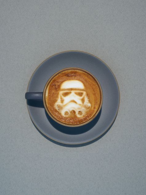 Stormtrooper latte Art Coffee Designs, Star Wars Light, Star Wars Facts, Star Wars Tattoo, Cafe Art, Star Wars Wallpaper, Star Wars Artwork, Star Wars Party, Coffee Enthusiast