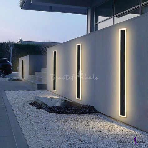 Fence Wall Light, Front Fence Lighting, Strip Light Outdoor, Yard Wall Design Outdoor, Fence Light Ideas, Boundary Wall Lights, Compound Wall Lights, Highlight Wall Design, Wall Fence Design Modern